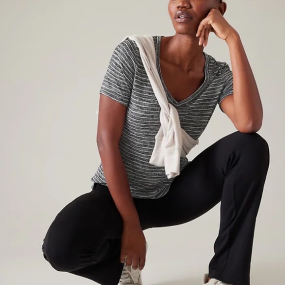 ATHLETA Breezy Scoop V-Neck Tee Top NWT Large - Picture 3 of 4